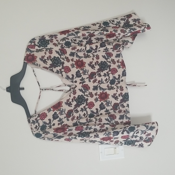 Forever 21 Tops - Forever 21  print long sleeve crop top blouse tie in back
